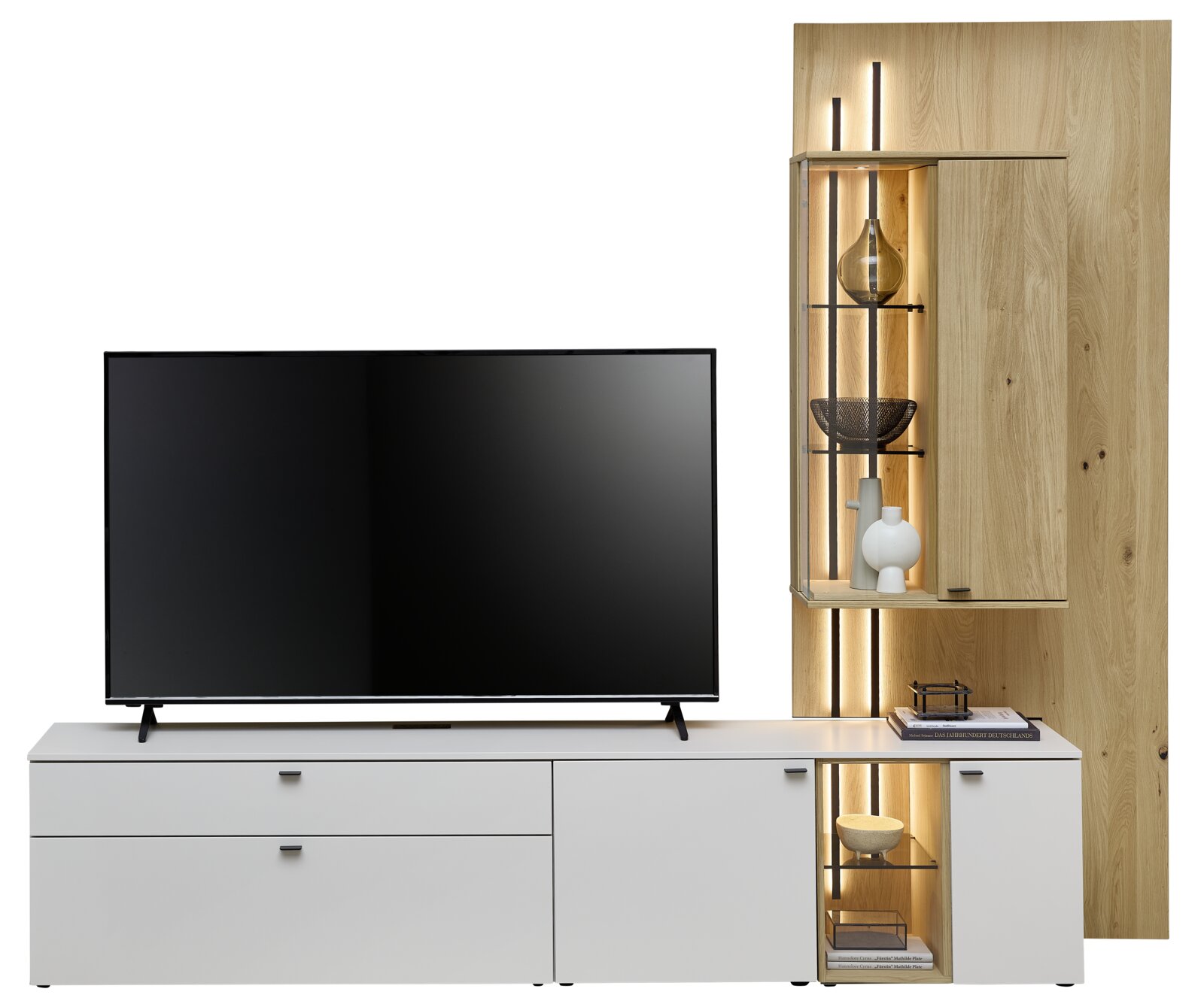 Moderne wandcombinatie met witte tv-kast en houten plank, gezien vanaf de voorkant.