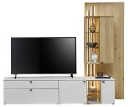 Moderne Wandkombination mit weißem TV-Schrank und Holzregal, frontal betrachtet.