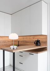 Moderne Tischleuchte SNOWFLAKE auf einer Küchenarbeitsplatte, seitliche Perspektive