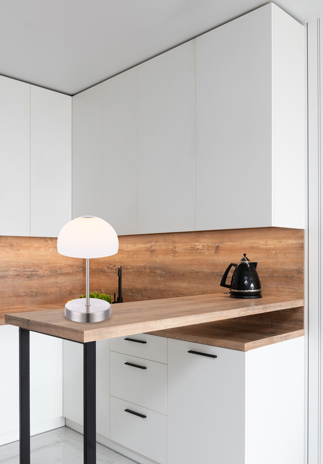 Moderne Tischleuchte SNOWFLAKE auf einer Küchenarbeitsplatte, seitliche Perspektive