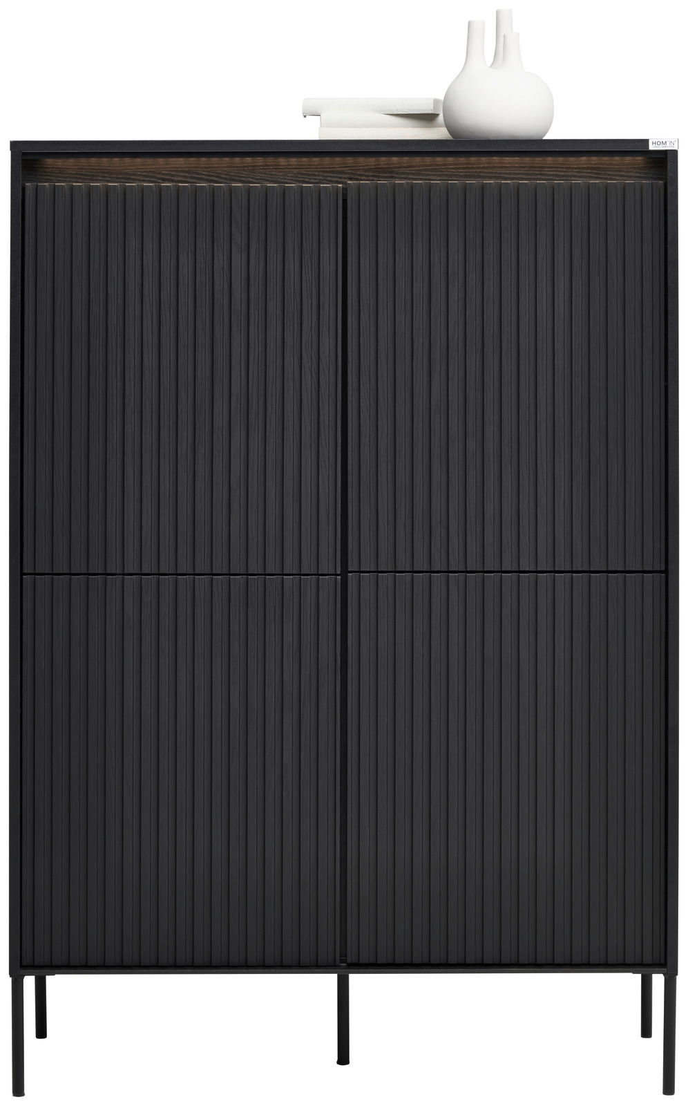 Hom´in Highboard NOTO Frontale Ansicht eines modernen, schwarzen Highboards mit vertikalen Linien und minimalistischen Dekorationsobjekten auf der Oberseite.