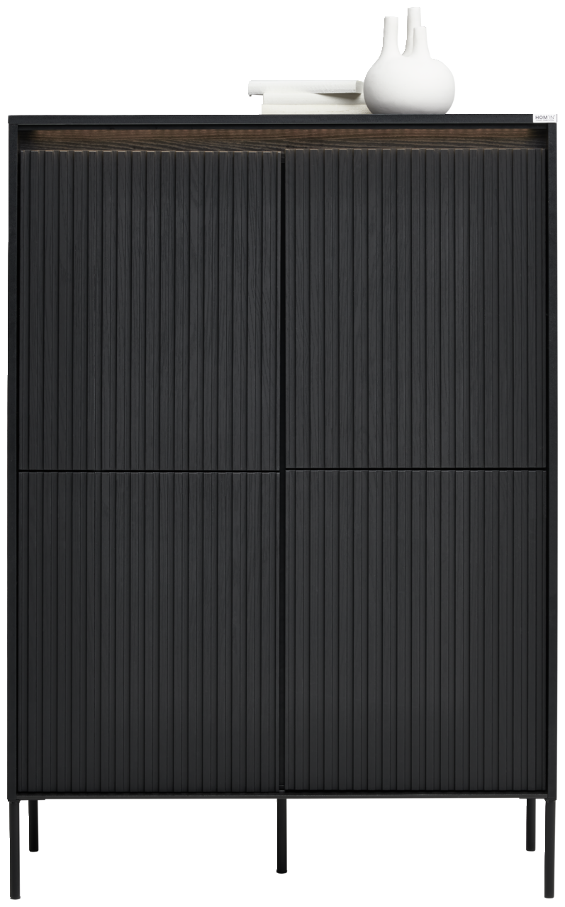 Hom´in Highboard NOTO Frontale Ansicht eines modernen, schwarzen Highboards mit vertikalen Linien und minimalistischen Dekorationsobjekten auf der Oberseite.