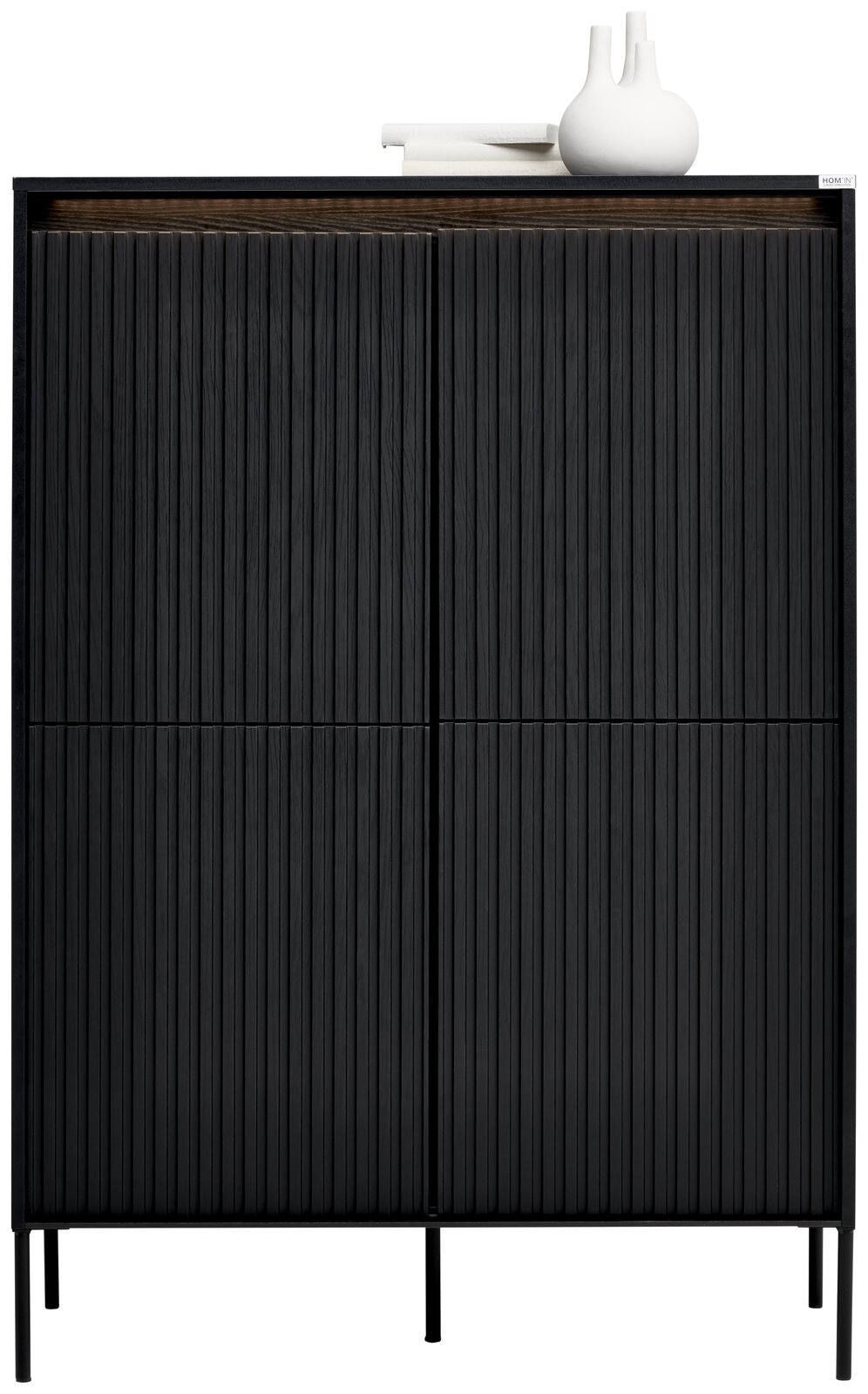 Frontale Ansicht eines modernen, schwarzen Highboards mit vertikalen Linien und minimalistischen Dekorationsobjekten auf der Oberseite.