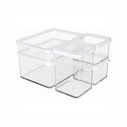 Transparente Aufbewahrungsboxen mit weißen Deckeln, fünf-teiliges Set, seitliche Perspektive
