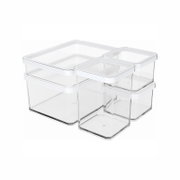 Transparente Aufbewahrungsboxen mit weißen Deckeln, fünf-teiliges Set, seitliche Perspektive