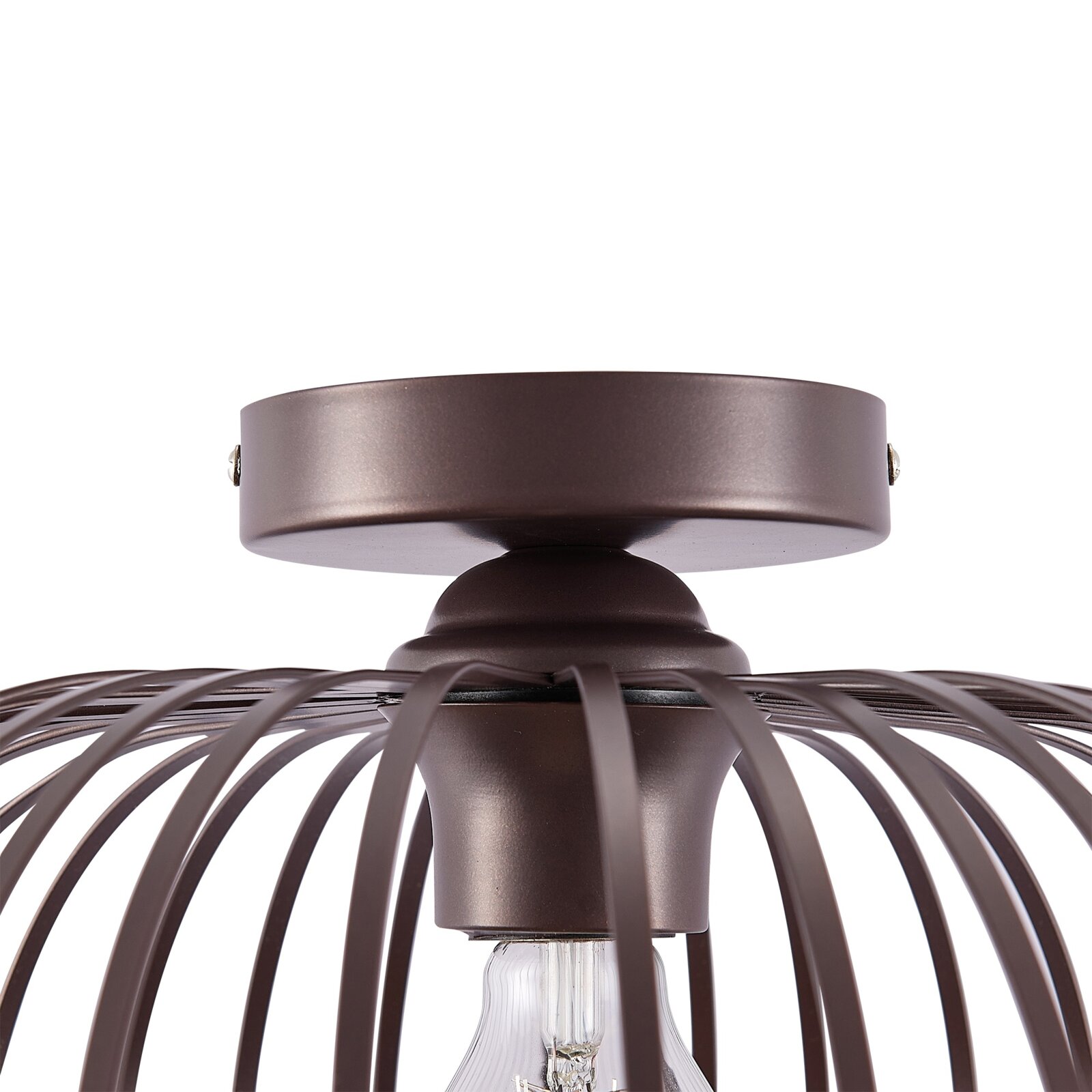 Close-up van een moderne plafondlamp met een bruin metalen frame en een zichtbare gloeilamp, gefotografeerd van onderaf.