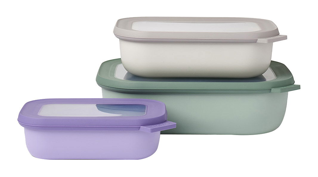Mepal Vorratsdosen-Set 3-tlg. CIRQULA Dreiteiliges Set rechteckiger, flacher Aufbewahrungsboxen in verschiedenen Farben, gestapelt in seitlicher Perspektive.