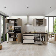 Moderne Küchenzeile mit offenen Schränken, eingebautem Ofen, Kühlschrank und Geschirrspüler, aus der Frontperspektive betrachtet.