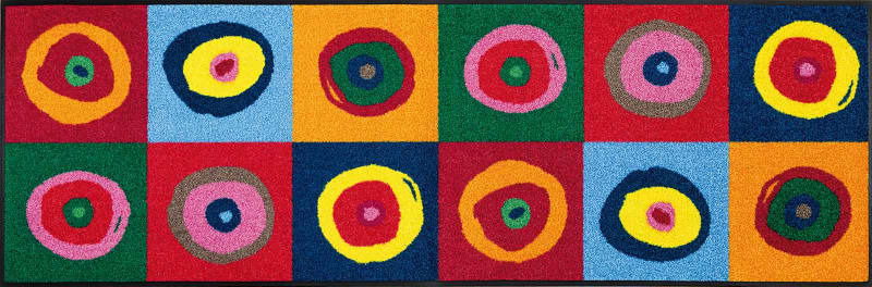 Bunte Fußmatte mit einem Muster aus farbigen Kreisen in einer Draufsicht.