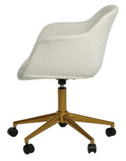 Seitenansicht eines modernen Bürostuhls mit weißem, strukturiertem Bezug und goldfarbenem Gestell auf Rollen.