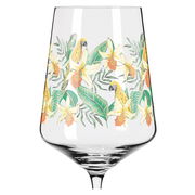 Weinglas mit tropischem Papageien- und Blumenmuster, seitliche Perspektive