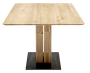 Esstisch aus Holz mit rechteckiger Tischplatte und stabiler Mittelsäule auf quadratischer Metallbasis, seitliche Perspektive.