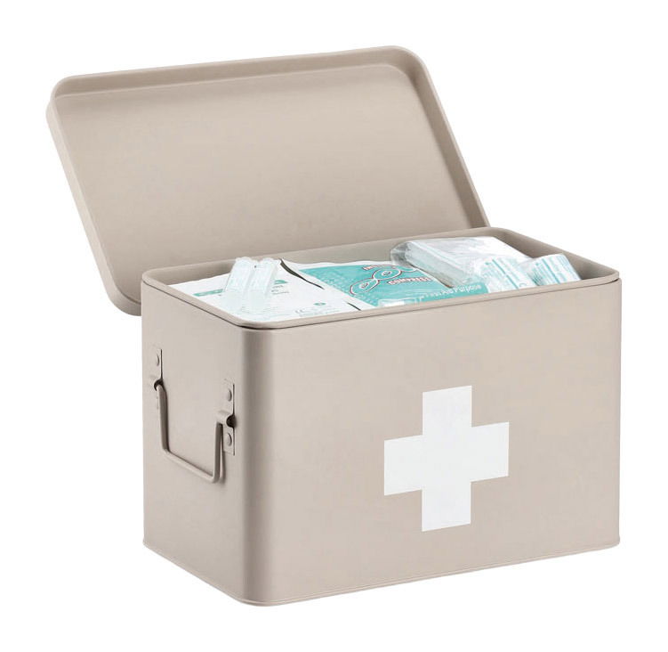 Geöffnete Medizinbox mit Erste-Hilfe-Materialien, seitliche Perspektive
