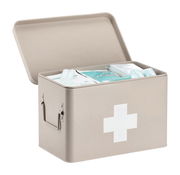 Geöffnete Medizinbox mit Erste-Hilfe-Materialien, seitliche Perspektive