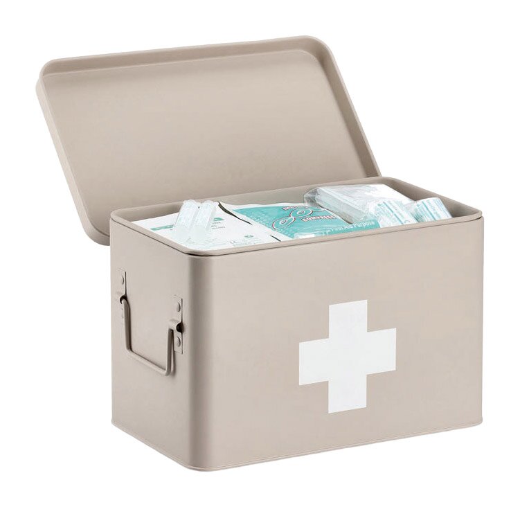 Geöffnete Medizinbox mit Erste-Hilfe-Materialien, seitliche Perspektive