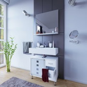 Modernes Badezimmer mit weißem Waschtisch und Unterschrank, großem Wandspiegel mit Ablage sowie runder Kosmetikspiegel und Handtuchhalter; Perspektive: leicht seitliche Frontansicht von links.