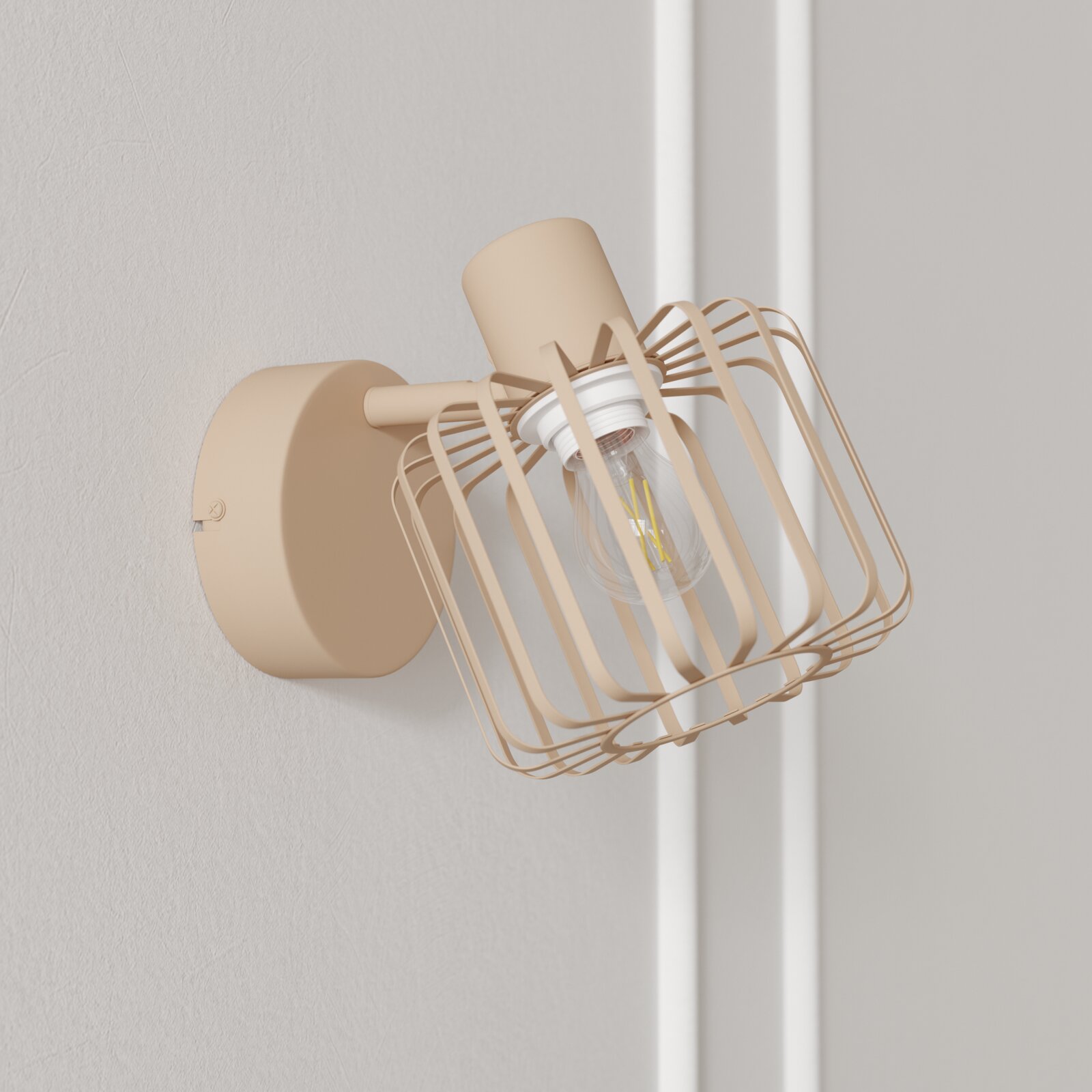 Beige Wandlampe im Industrial-Design mit rechteckigem Drahtgitter-Schirm und sichtbarer LED-Glühbirne, schräg von vorne aus leichter Untersicht an der Wand fotografiert.