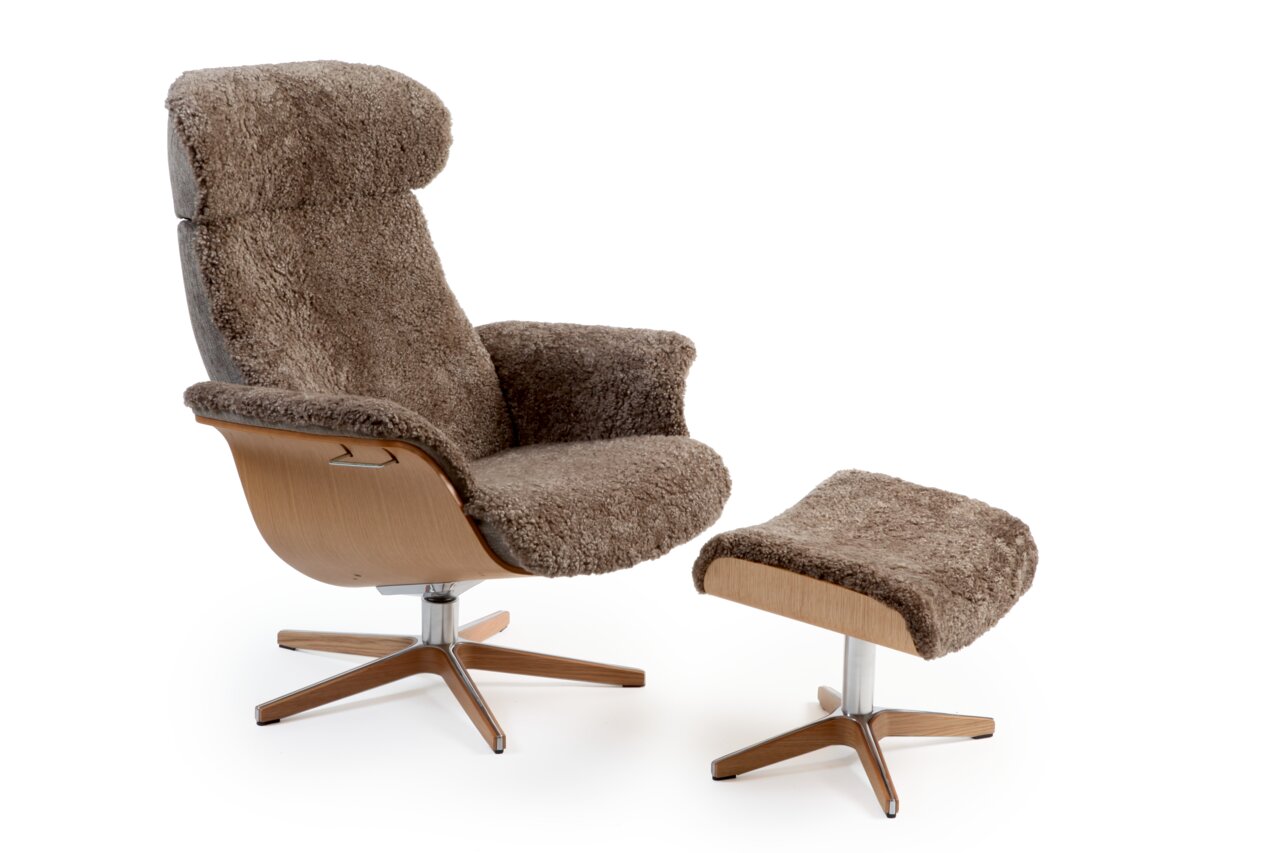 Brauner Relaxsessel mit passendem Hocker, seitliche Perspektive, mit weichem Stoffbezug und Holzdetails.