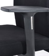 Nahaufnahme eines schwarzen Drehstuhls mit Armlehne, seitliche Perspektive