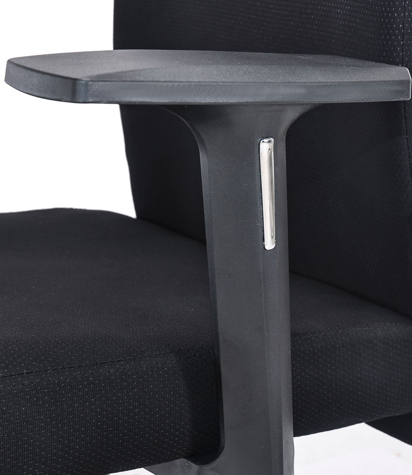 Nahaufnahme eines schwarzen Drehstuhls mit Armlehne, seitliche Perspektive