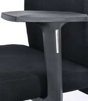 Nahaufnahme eines schwarzen Drehstuhls mit Armlehne, seitliche Perspektive