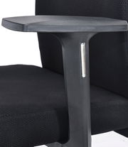 Nahaufnahme eines schwarzen Drehstuhls mit Armlehne, seitliche Perspektive