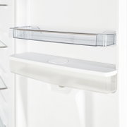 Transparente Türablage im Kühlschrank mit silberfarbener Zierleiste, Innenansicht in frontaler Perspektive