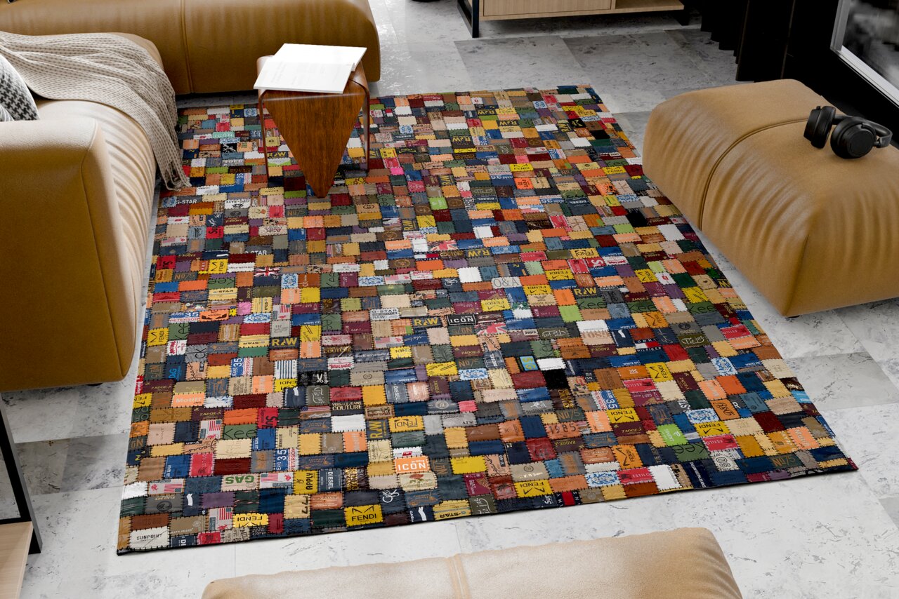 OCI Lederen tapijt LABELTEPPICH Bunte Lederteppich aus verschiedenen Etiketten in einem modernen Wohnzimmer, von oben betrachtet.