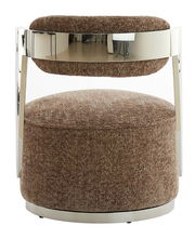 Moderner Sessel mit braunem Stoffbezug und glänzendem Metallrahmen, Vorderansicht.