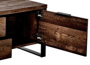 Nahaufnahme eines TV-Möbels aus dunklem Holz mit geöffneter Tür, die robuste Metallscharniere zeigt.