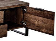 Nahaufnahme eines TV-Möbels aus dunklem Holz mit geöffneter Tür, die robuste Metallscharniere zeigt.