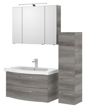 Moderner Badblock in Holzoptik mit Spiegelschrank, Waschbeckenunterschrank und hohem Seitenschrank, frontal betrachtet.
