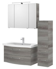 Moderner Badblock in Holzoptik mit Spiegelschrank, Waschbeckenunterschrank und hohem Seitenschrank, frontal betrachtet.