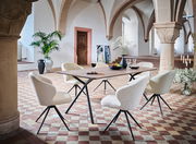 Eleganter Armlehnstuhl in einem stilvollen Raum mit gewölbten Decken und dekorativen Säulen, aus der Perspektive eines einladenden Essbereichs.