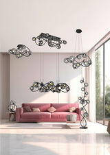 Moderne Wohnzimmeransicht mit mehreren Leuchten der Serie Nancy, darunter eine Stehleuchte, Pendelleuchten und eine Tischleuchte, in einem eleganten, geschwungenen Design mit Glasdetails.