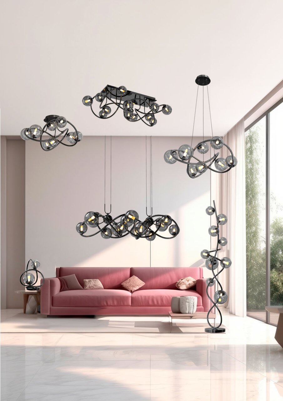 Moderne Wohnzimmeransicht mit mehreren Leuchten der Serie Nancy, darunter eine Stehleuchte, Pendelleuchten und eine Tischleuchte, in einem eleganten, geschwungenen Design mit Glasdetails.