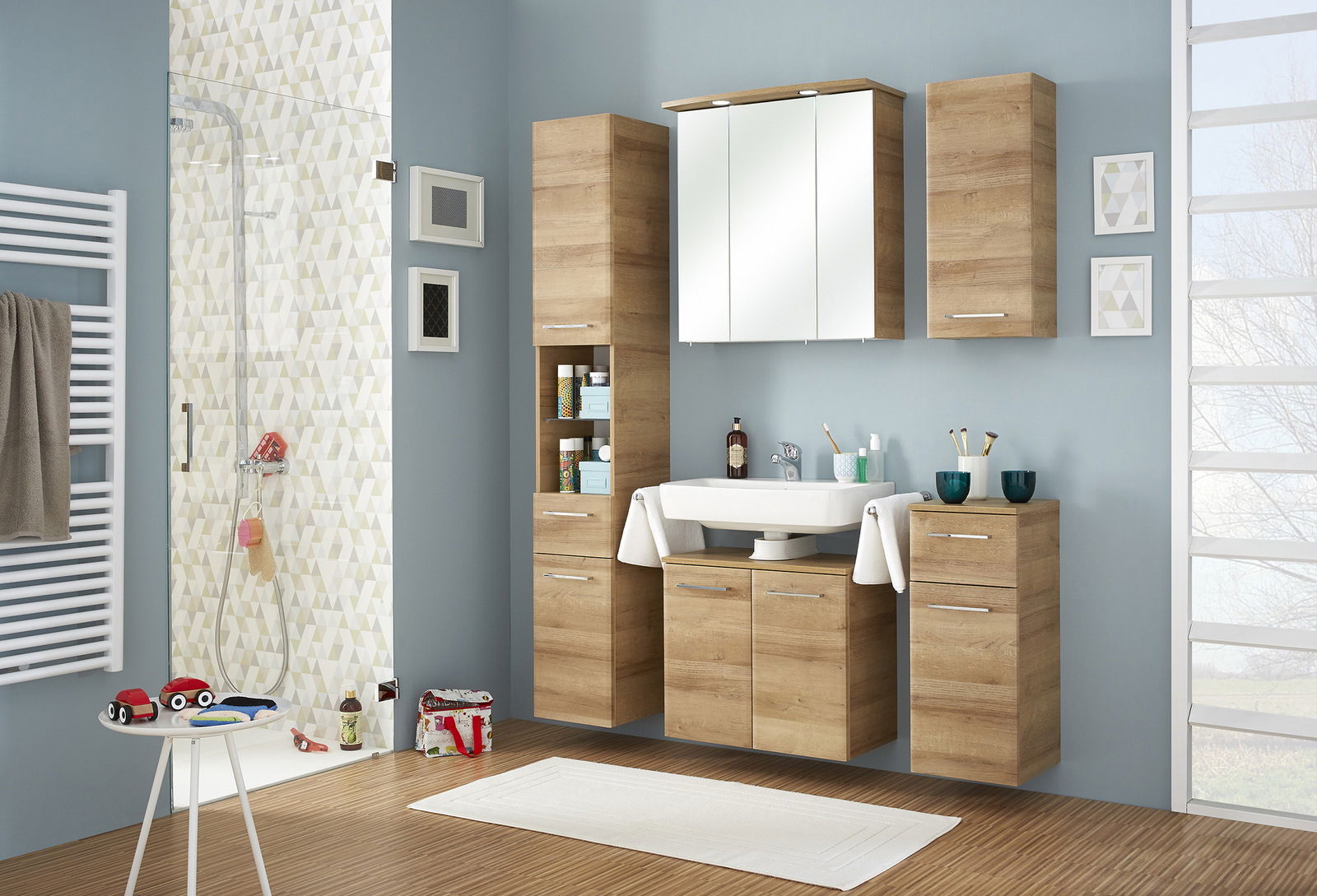 Badezimmeransicht mit einem modernen Unterschrank in Holzoptik, der unter einem Waschbecken montiert ist. Der Schrank hat zwei Türen und bietet Stauraum. Perspektive: Frontalansicht.