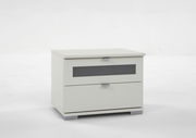 Weiße Nachtkonsole mit zwei Schubladen, seitliche Perspektive