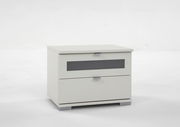 Weiße Nachtkonsole mit zwei Schubladen, seitliche Perspektive