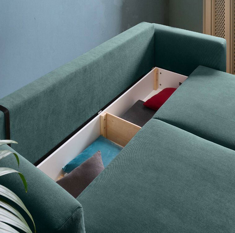 Grünes Funktionssofa mit geöffneter Stauraumfunktion, seitliche Perspektive