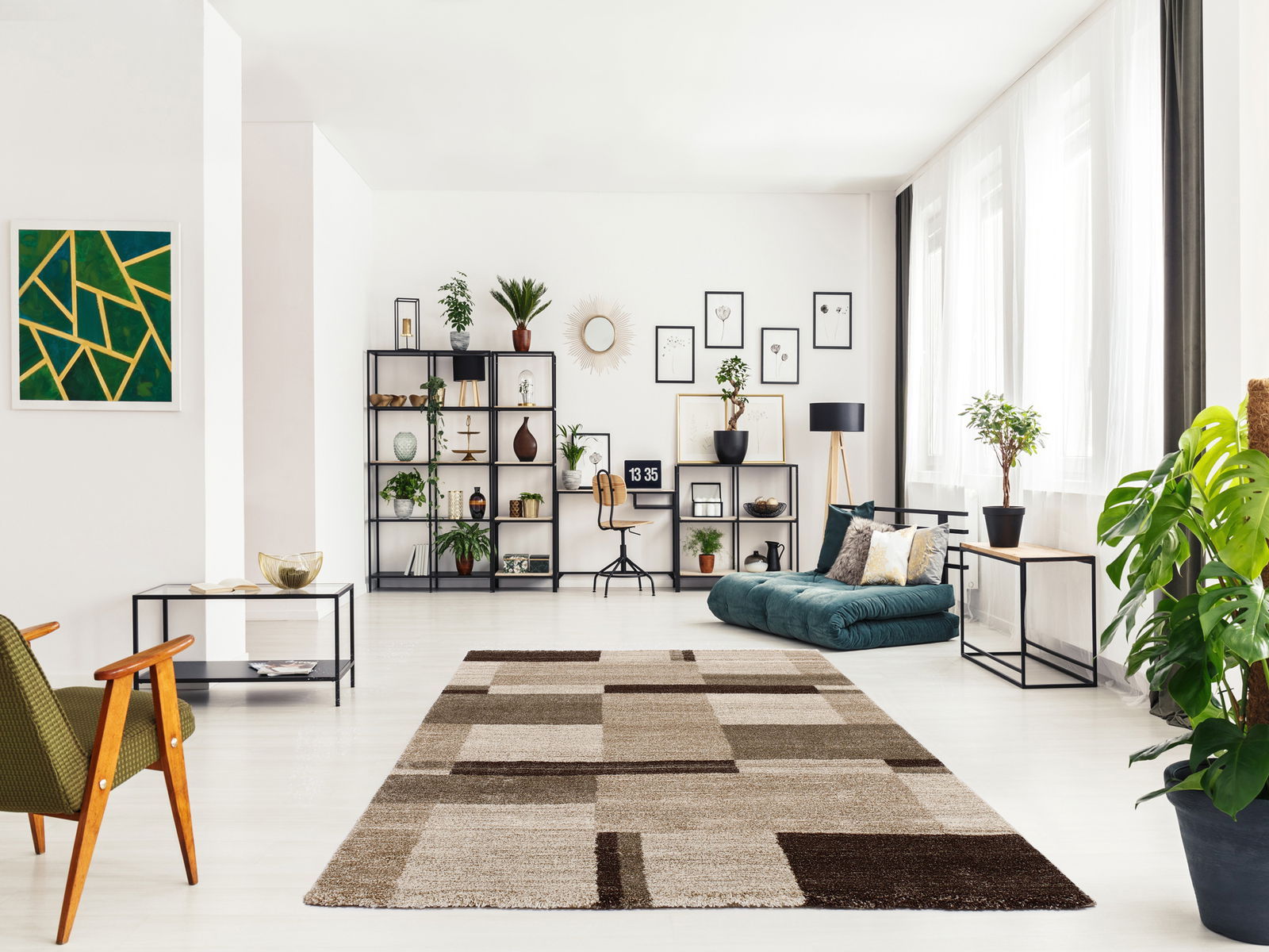 OCI Webteppich 200x250 cm CASTLE BEPPO Moderner Wohnzimmerteppich in neutralen Tönen mit geometrischem Muster, zentral im Raum platziert, umgeben von stilvollen Möbeln und Pflanzen, aus der Perspektive eines Betrachters im Raum.