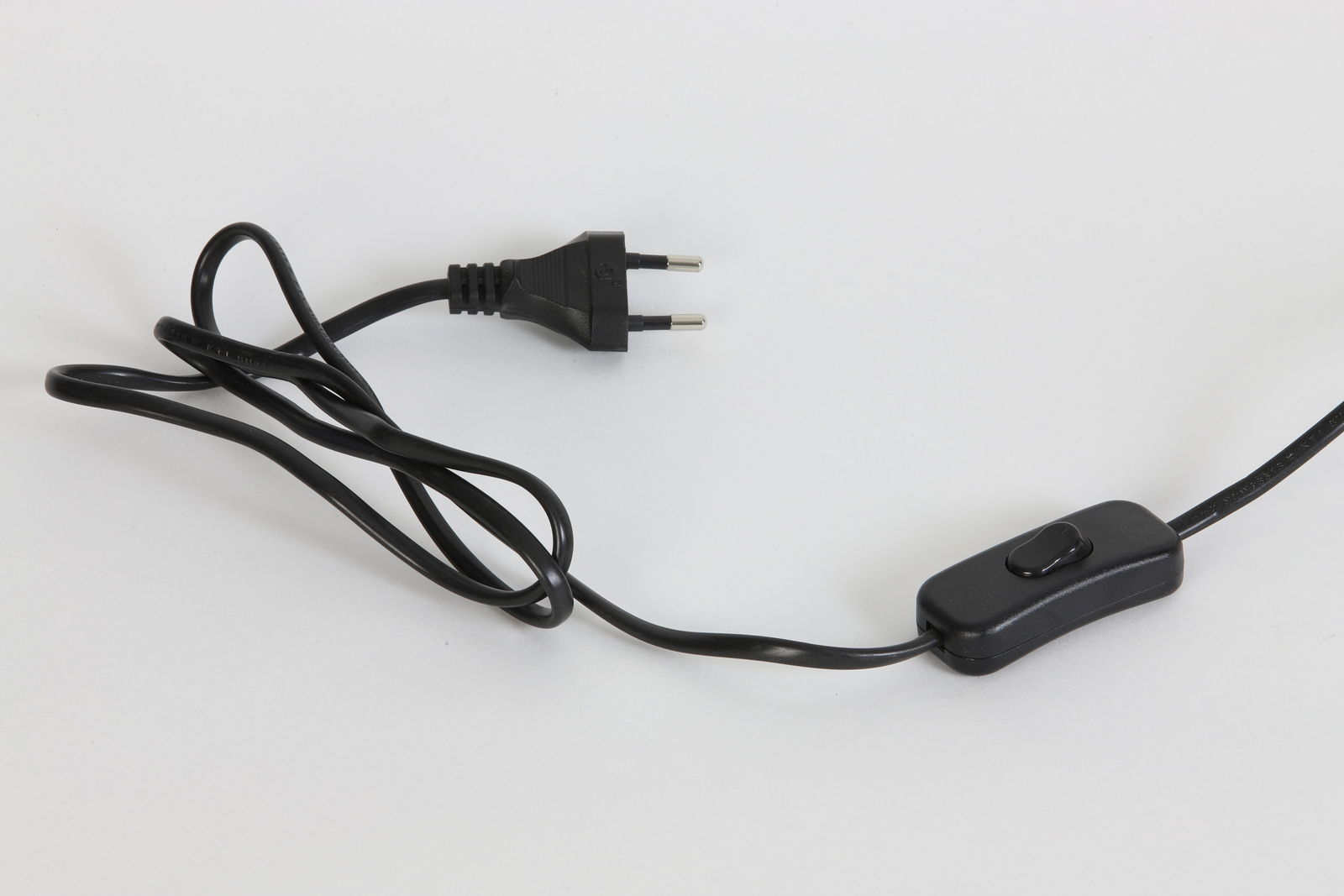 Schwarzes Netzkabel mit Schalter und Stecker, seitliche Perspektive
