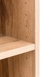 Nahaufnahme eines Hängeschranks aus Holz mit verstellbaren Regalböden, seitliche Perspektive