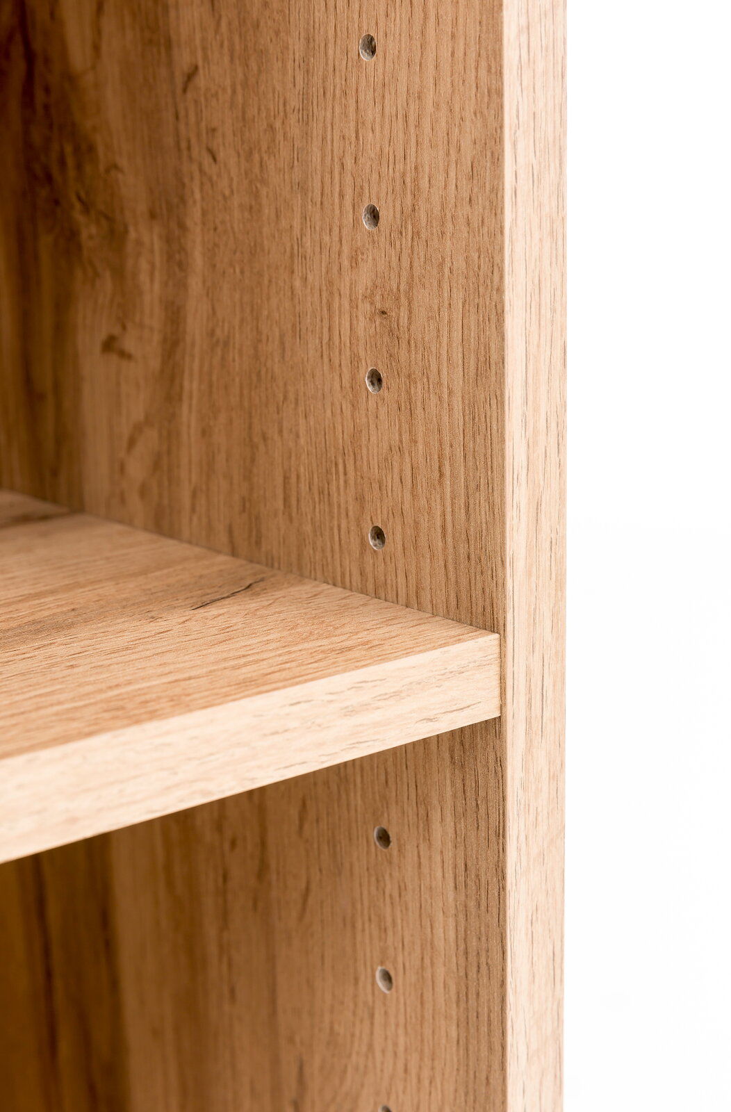 Nahaufnahme eines Hängeschranks aus Holz mit verstellbaren Regalböden, seitliche Perspektive