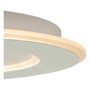 Close-up van een moderne, ronde plafondlamp met ledverlichting, gezien vanaf de zijkant