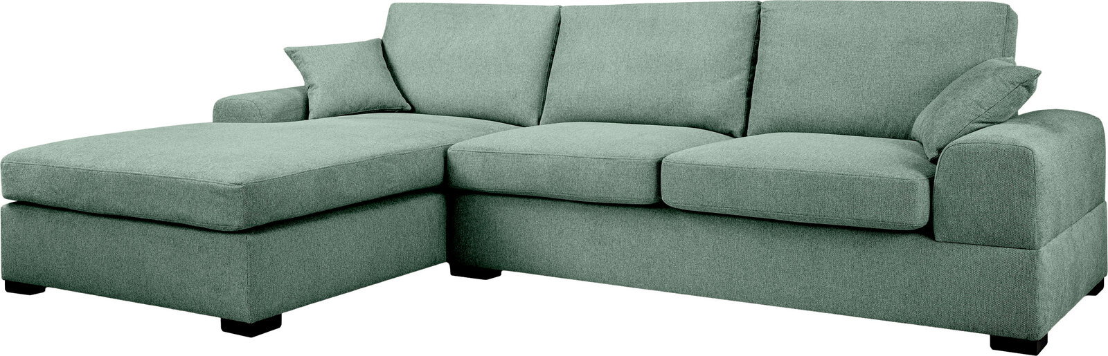 Mintgrünes Stoff-Ecksofa mit linker Ottomane/Longchair, breiten Armlehnen und losen Rückenkissen, freigestellt auf weißem Hintergrund, Ansicht schräg von vorn.