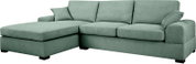 Mintgrünes Stoff-Ecksofa mit linker Ottomane/Longchair, breiten Armlehnen und losen Rückenkissen, freigestellt auf weißem Hintergrund, Ansicht schräg von vorn.