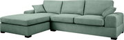 Mintgrünes Stoff-Ecksofa mit linker Ottomane/Longchair, breiten Armlehnen und losen Rückenkissen, freigestellt auf weißem Hintergrund, Ansicht schräg von vorn.