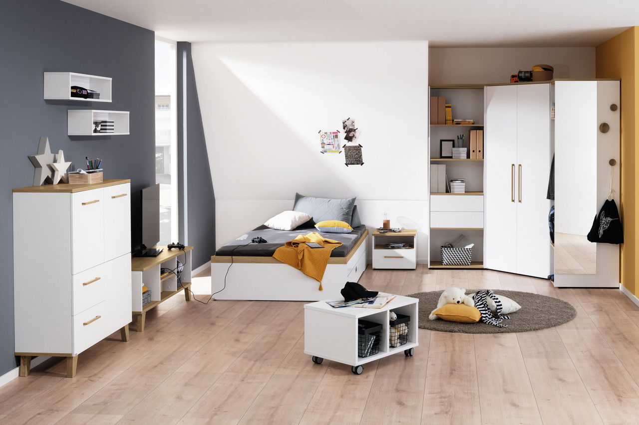 Modernes Jugendzimmer mit Eck-Kleiderschrank, Jugendliege und Highboard in heller Holzoptik, Perspektive von vorne.