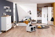 Modernes Jugendzimmer mit Eck-Kleiderschrank, Jugendliege und Highboard in heller Holzoptik, Perspektive von vorne.